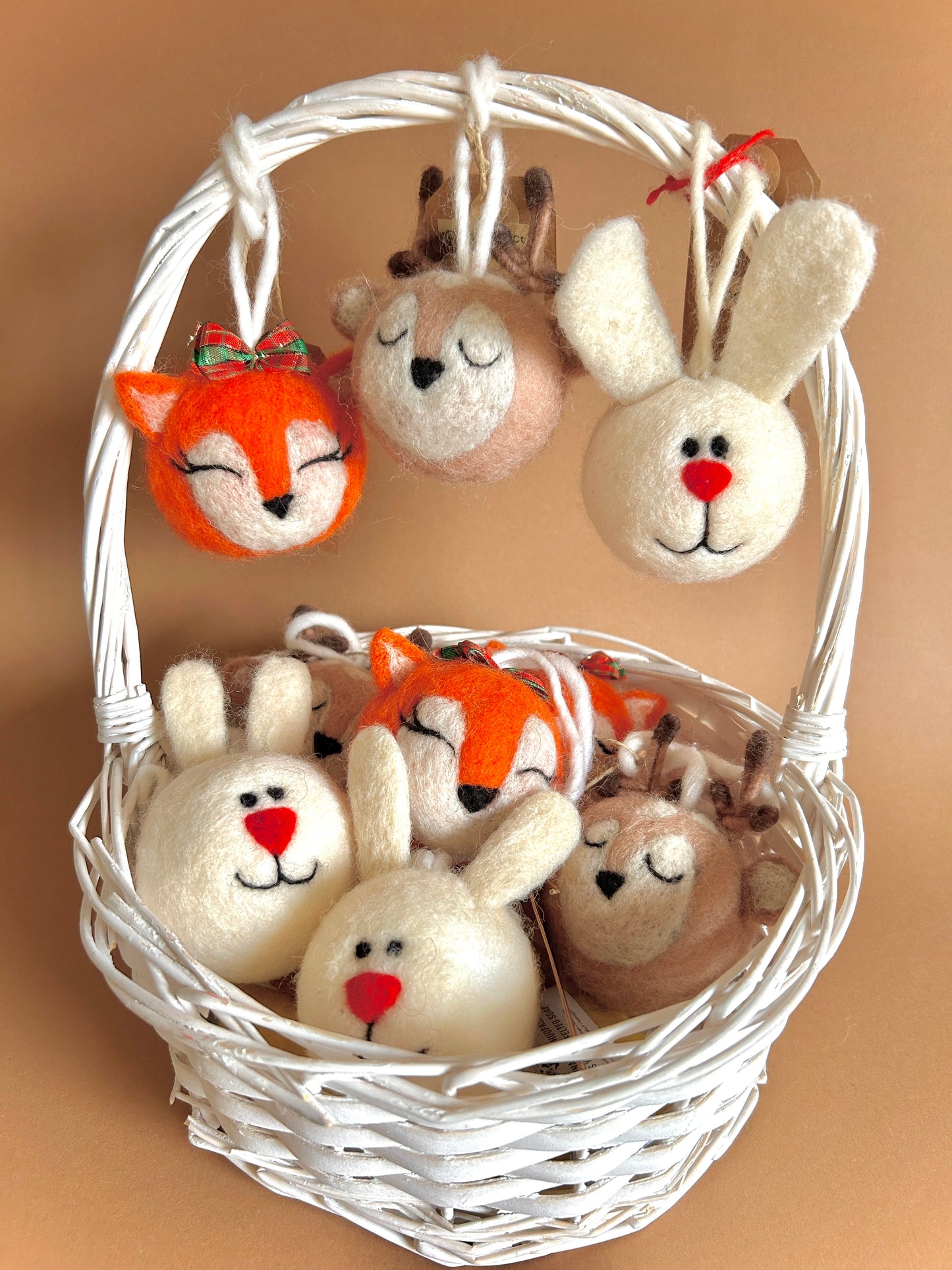 Eläinhahmo -joulukuusenkoriste, huovutettu koristeltu pallo (eri hahmoja)