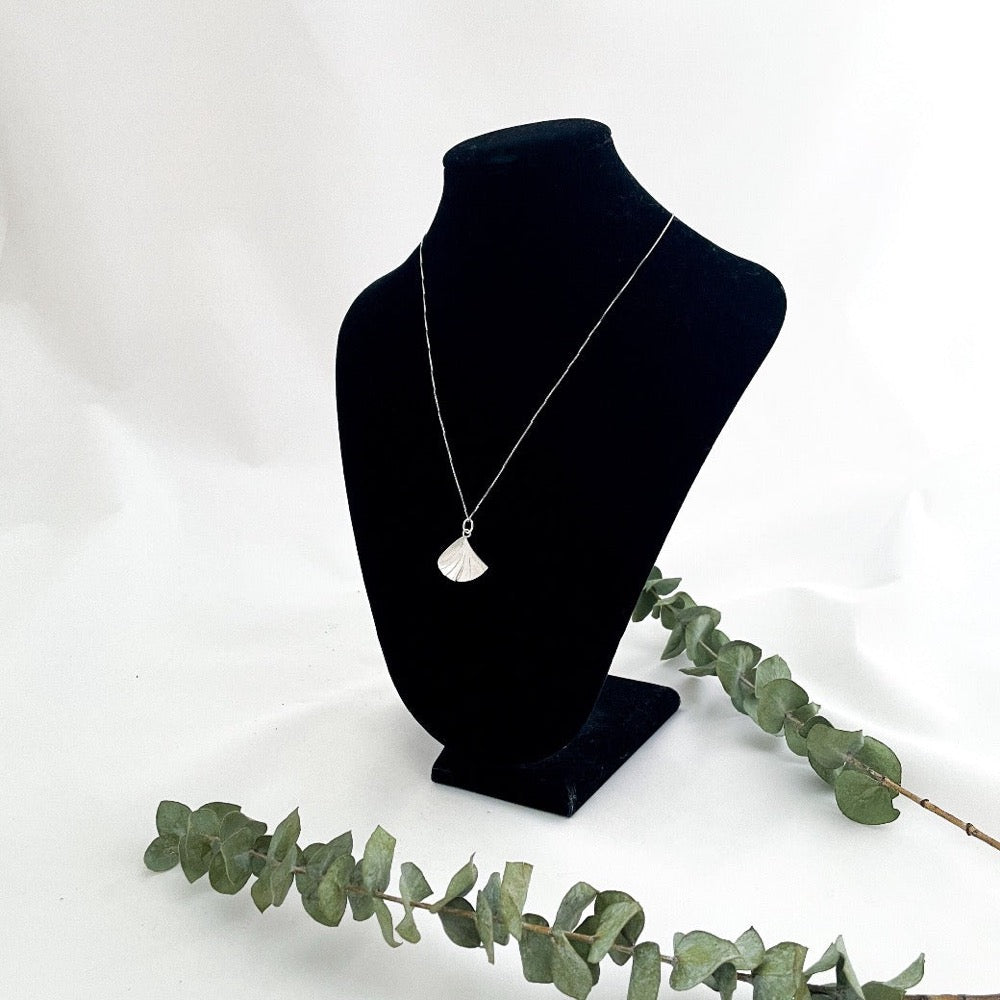 Sirokoru Aaltojen leikki-riipus kaarnavillan verkkokaupassa