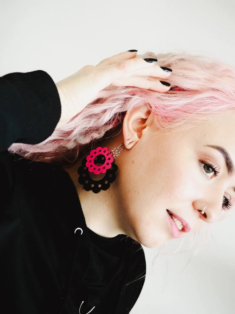 DAISY – Iso korvakorut (eri värejä)