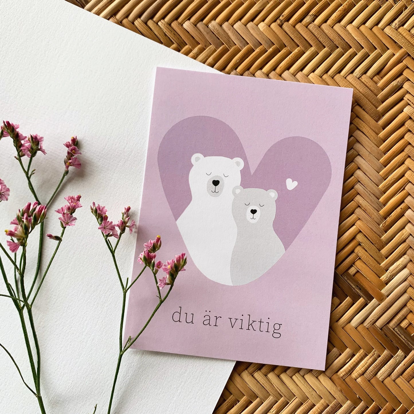 Du är viktig -postikortti. Kaksi karhua sydämen sisällä.