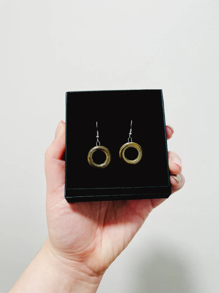 Hologram Donut -korvikset, secondhand-materiaaleista (eri värejä)