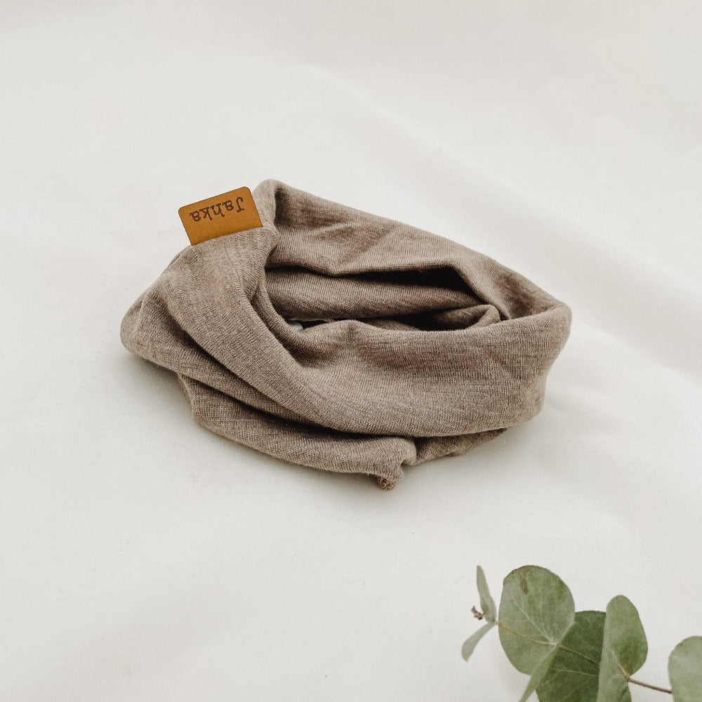 Jahkan VIENO-merinovillatuubihuivi hiekka Kaarnavillan verkkokaupassa