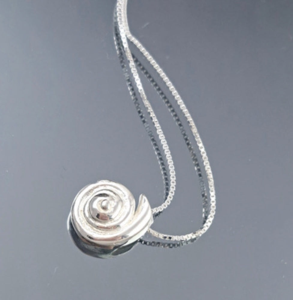 Sirokoru Kierrekotilo-riipus x Kaarnavilla