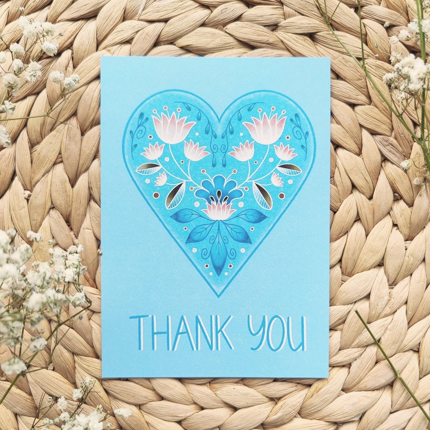 Emmsalabim suunnitelema postikortti laadukkaalla sertifioidulla kartongilla.