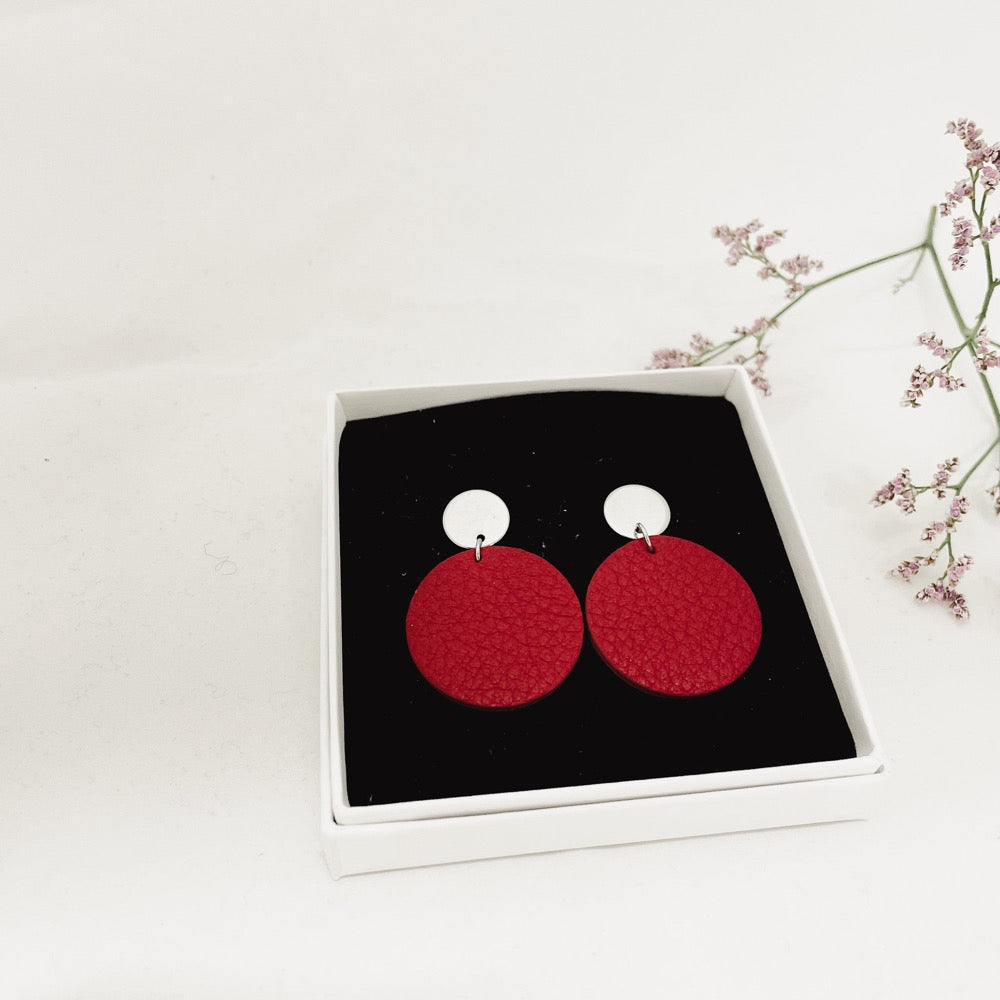 Tarja Mäkiniitty Pallo-korvakorut punainen x Kaarnavilla