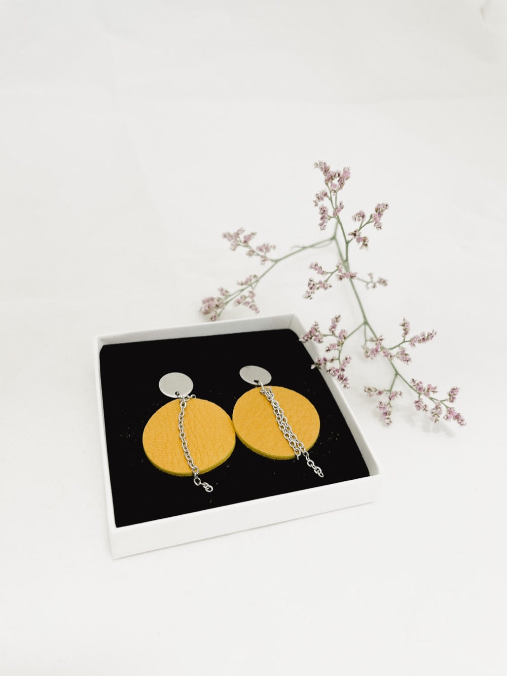 Mäkiniitty Talviunelma-korvakorut keltainen x Kaarnavilla