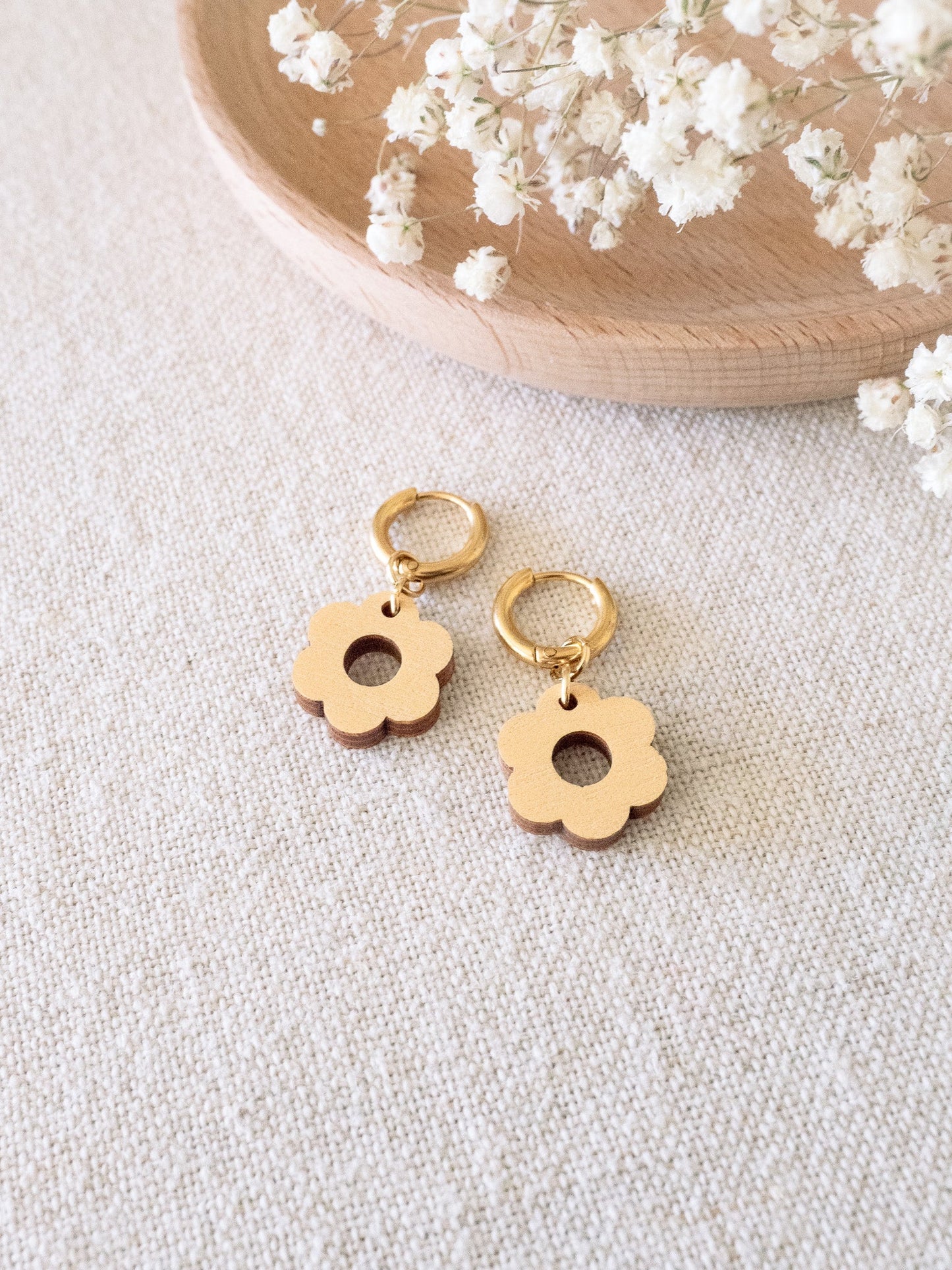 Malla-korvakorut, vaneriset kukkakorvikset (eri värejä)