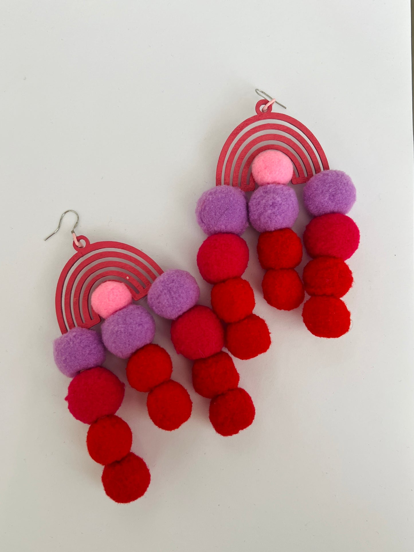 JättiPilvikaaret, vaneriset pompom -korvakorut (eri värejä)