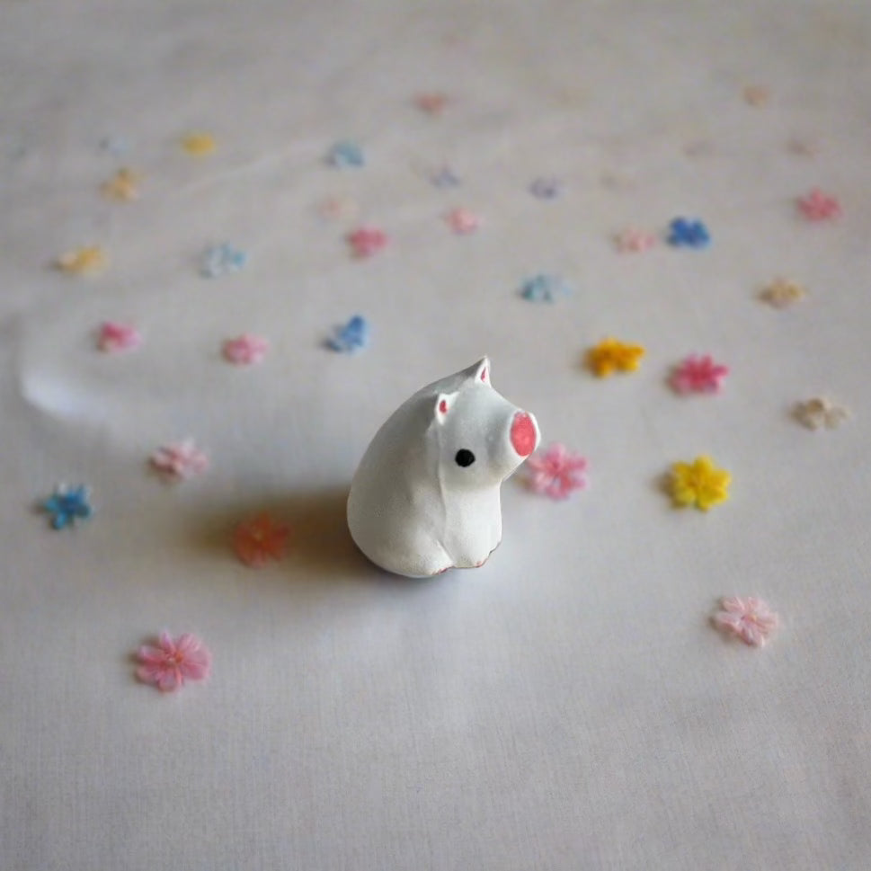 SÖPÖn pieni keraaminen possu pienillä yksityiskohdilla.