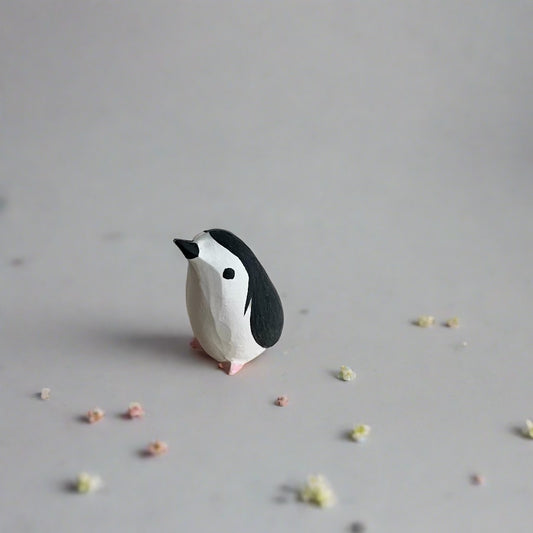 SÖPÖn pieni keraaminen pingviini pienillä yksityiskohdilla.