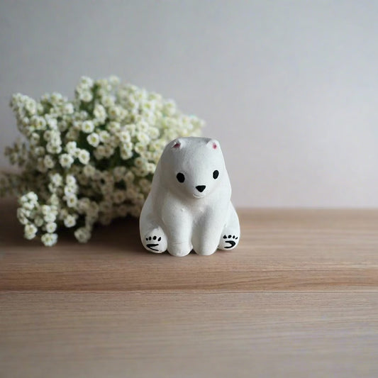 SÖPÖn pieni keraaminen jääkarhu pienillä maalatuilla yksityiskohdilla.