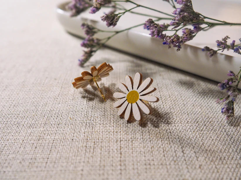 Ilona-nappikorvakorut, vaneriset kukkakorvikset