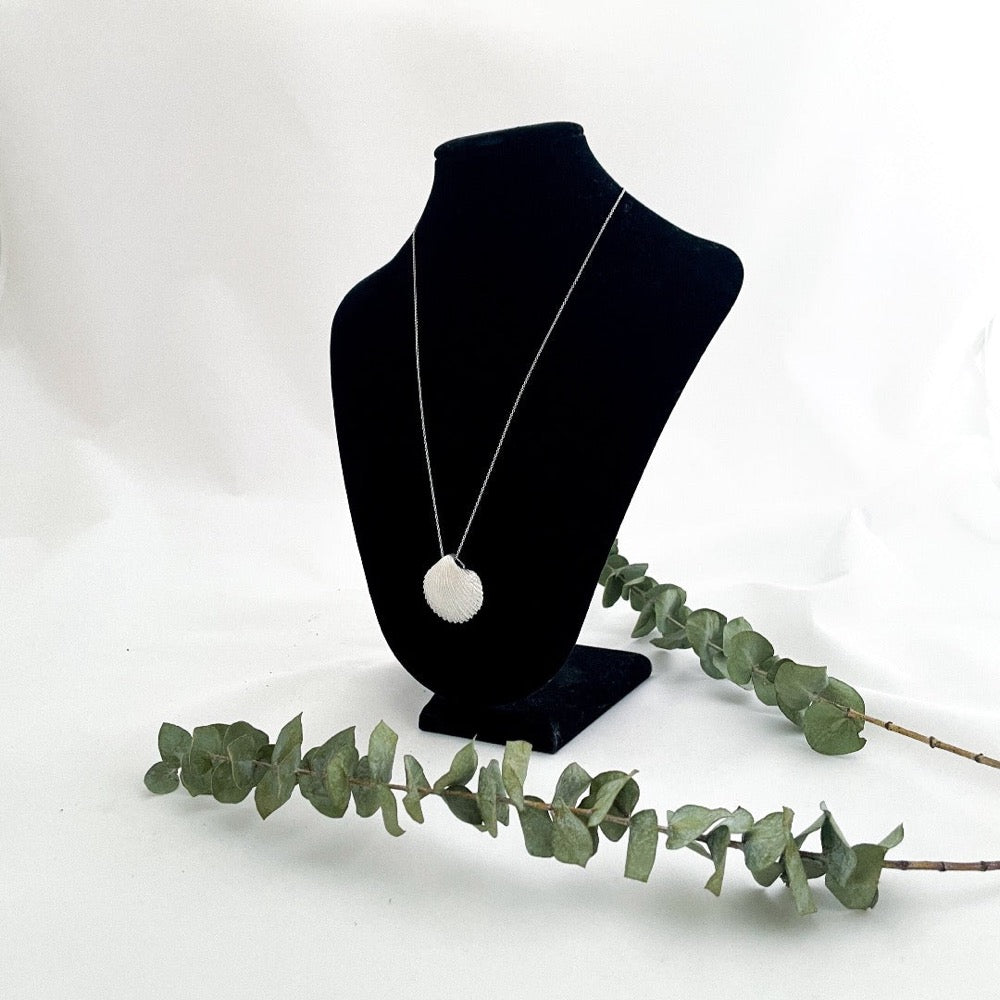 Sirokorun Iso simpukka riipus kaarnavillan verkkokaupassa