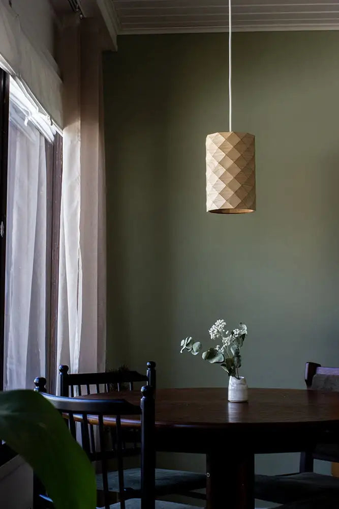 KENNO-Olenloistava-koivuvanerinen valaisin-Kaarnavilla