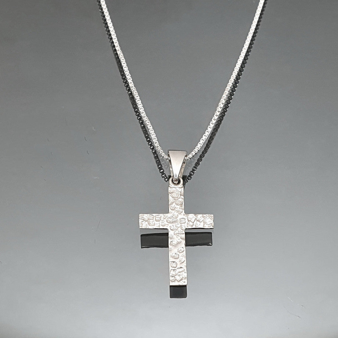 Sirokorun helmiäismäinen hopeinen ristiriipus Kaarnavillan verkkokaupassa