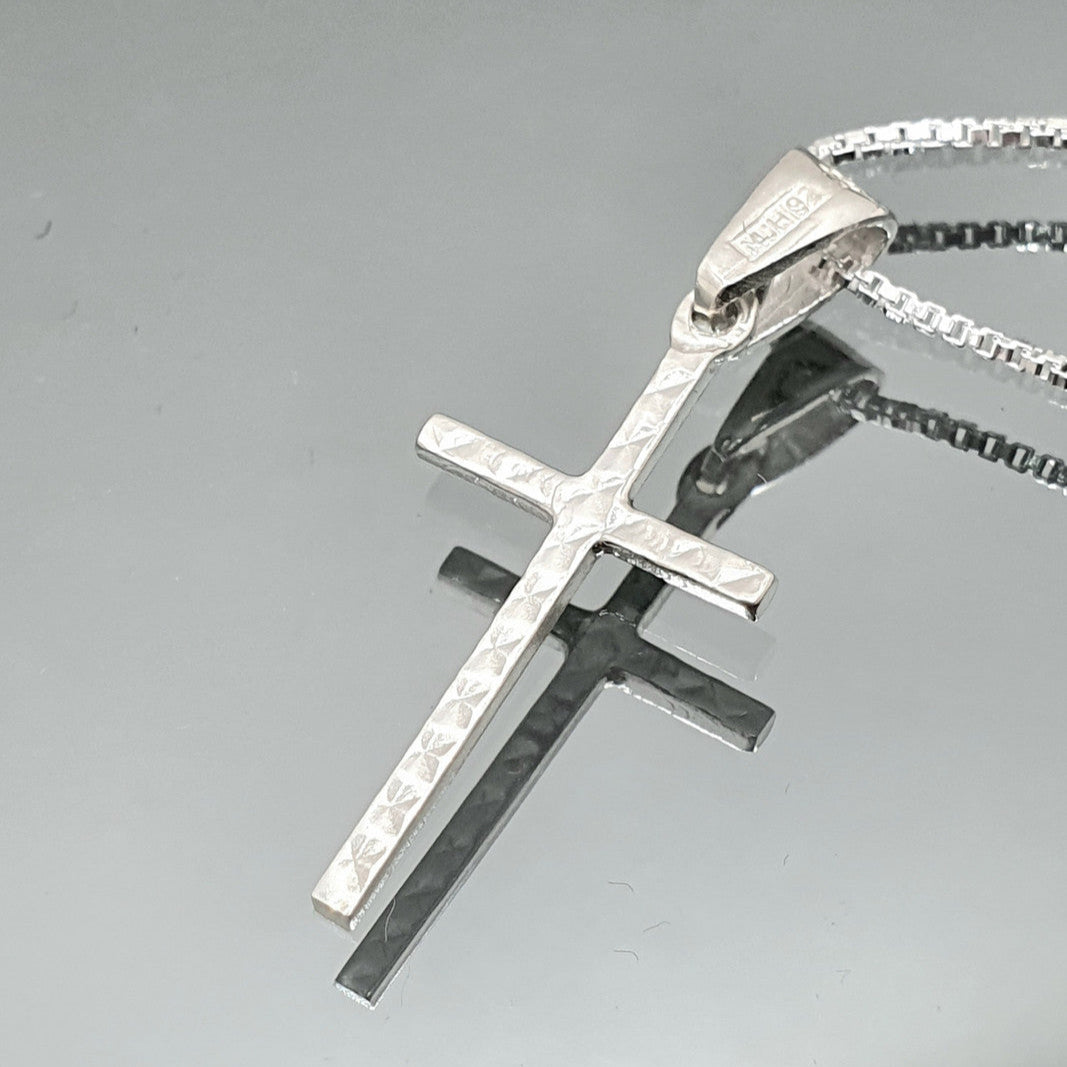 Sirokorun siro ja hento ristiriipus timanttileikatulla pinnalla Kaarnavillan verkkokaupassa.