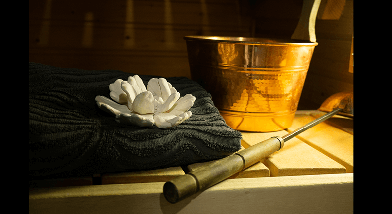 Krysanteemi kiuaskukka saunan lauteilla