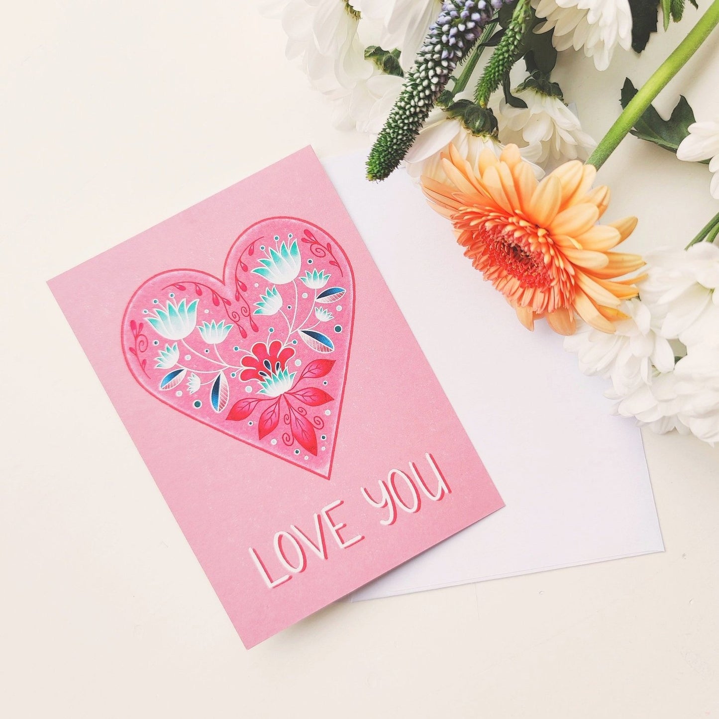 Emmsalabim suunnitelema postikortti laadukkaalla sertifioidulla kartongilla.