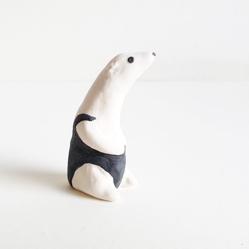 SÖPÖn pieni keraaminen muurahaiskarhu pienillä maalatuilla yksityiskohdilla. Kaarnavillassa