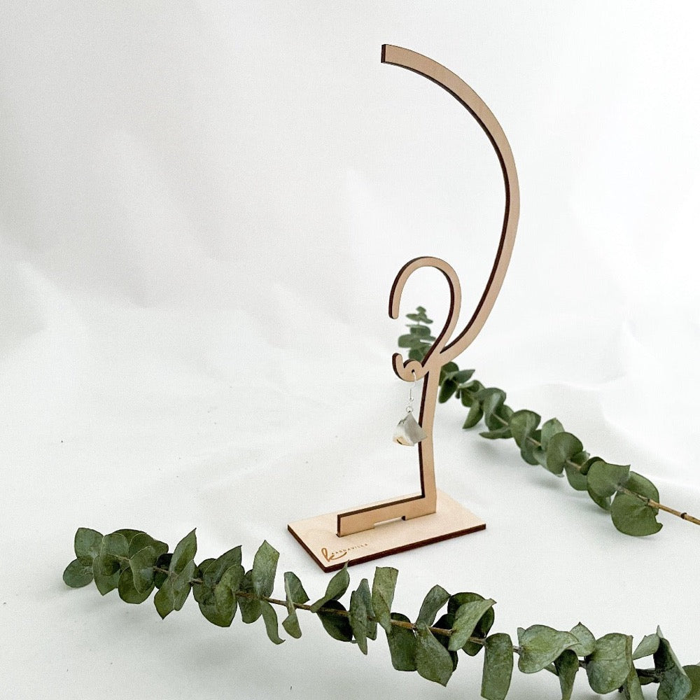 Sirokorun Myötätuulessa-korvakorut korvassa Kaarnavillan verkkokaupassa