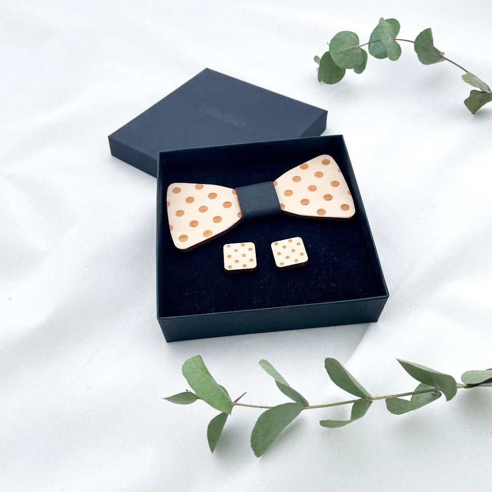 Olen loistava, Puinen rusetti ja kalvosinnapit, pallot