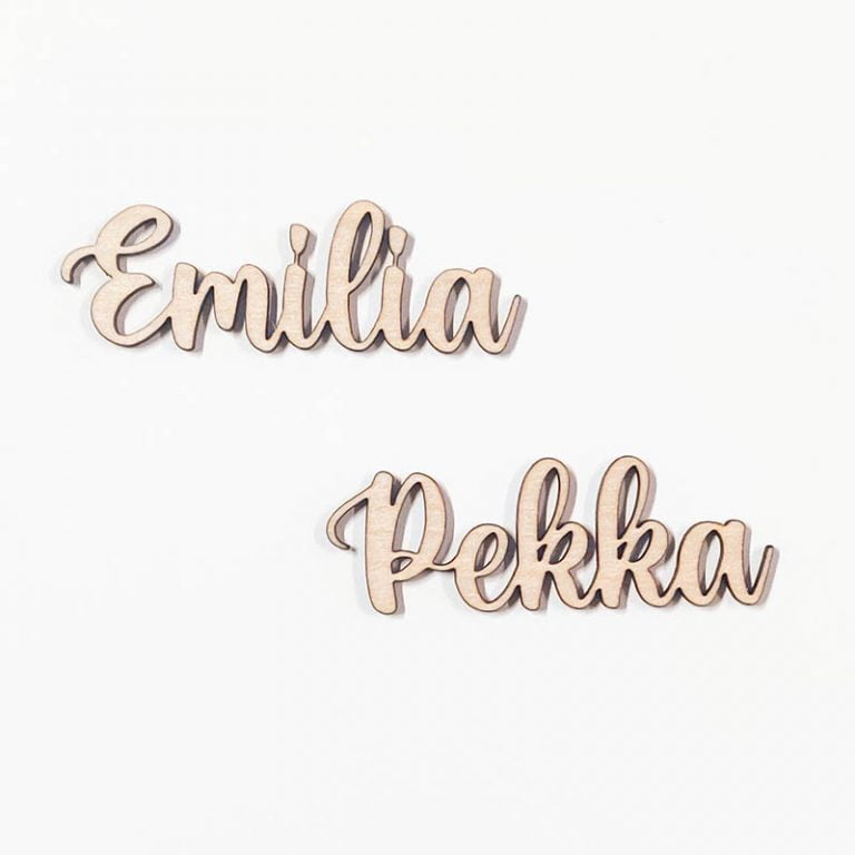 Puiset paikkamerkit nimellä, koivuvanerista TILAUSTUOTE