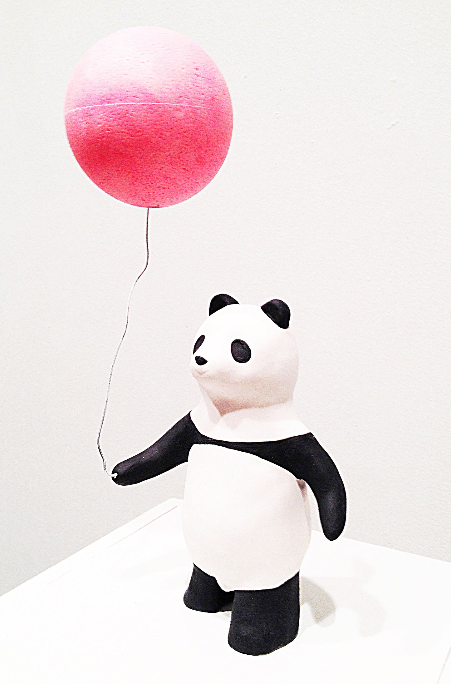 Panda ja pinkkipallo, keraaminen taideteos