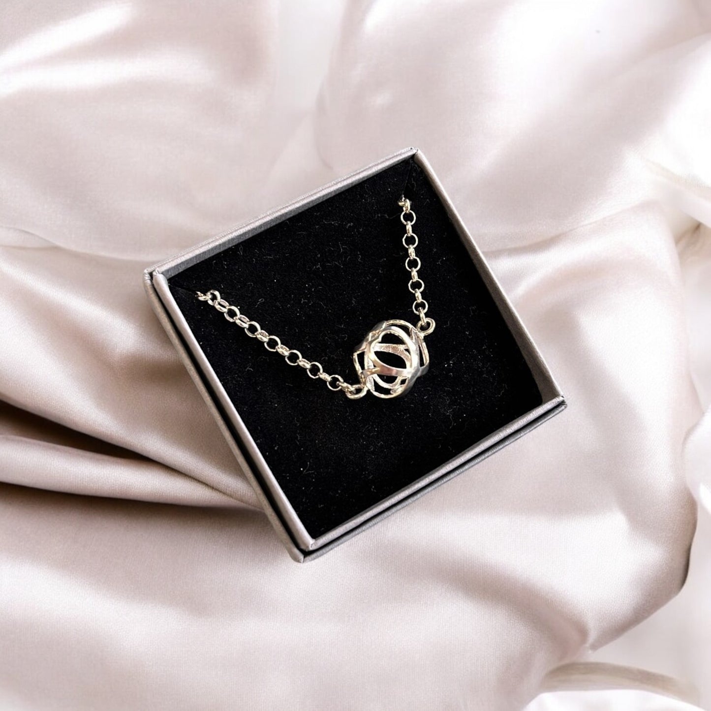 Hertta-rannekoru, hopeaa