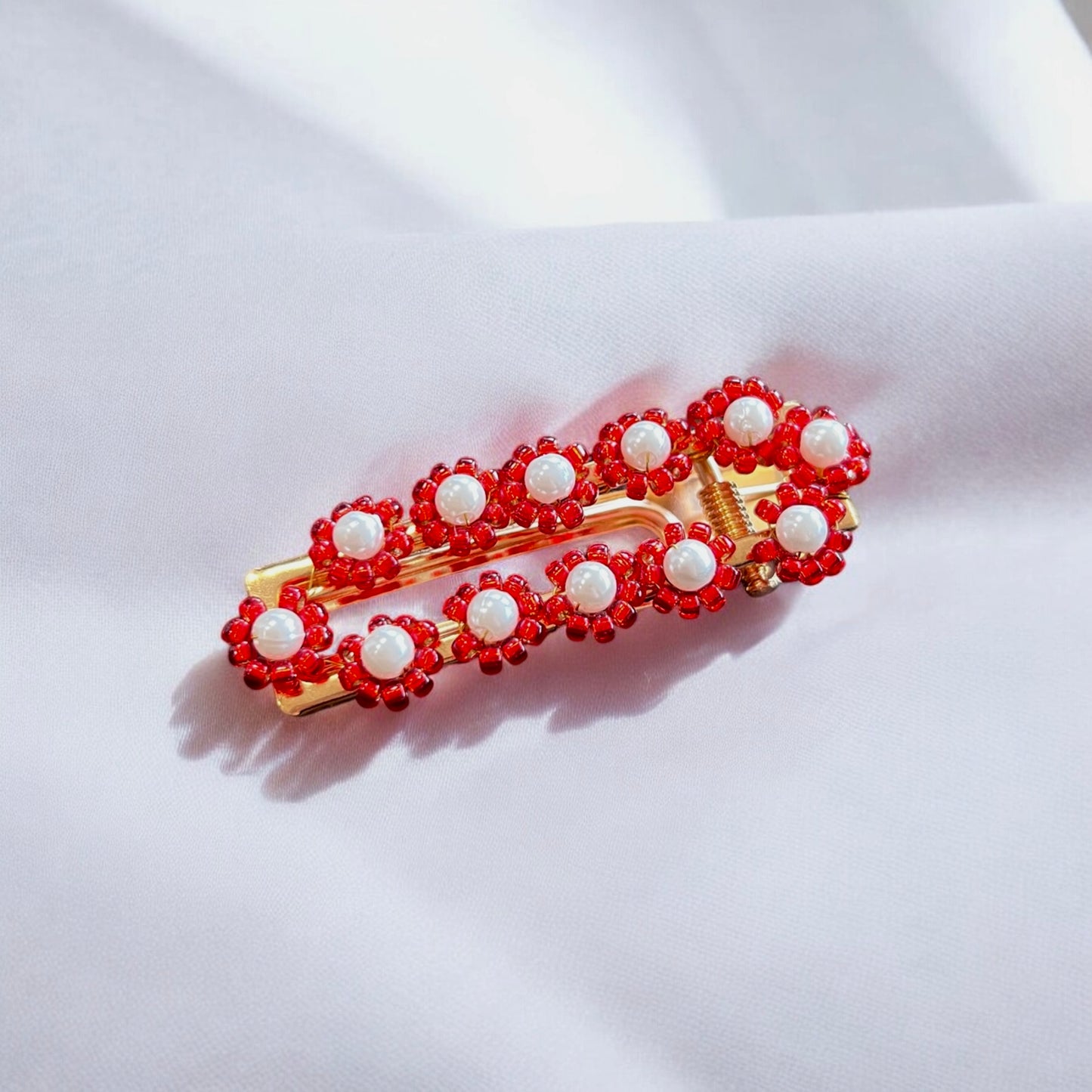 Daisy-hiuspinni helmistä (eri värejä)