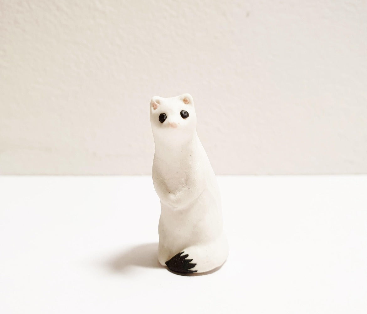 SÖPÖn keraaminen pieni valkoinen kärppä -figuuri.