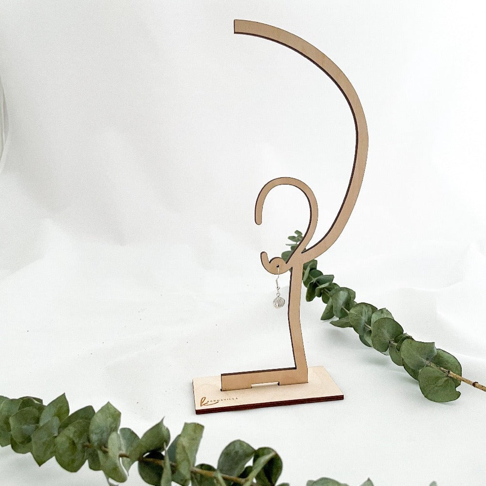 Sirokorun pieni roikkuvamalliset simpukkakorvakorut korvassa kaarnavillan verkkokaupassa