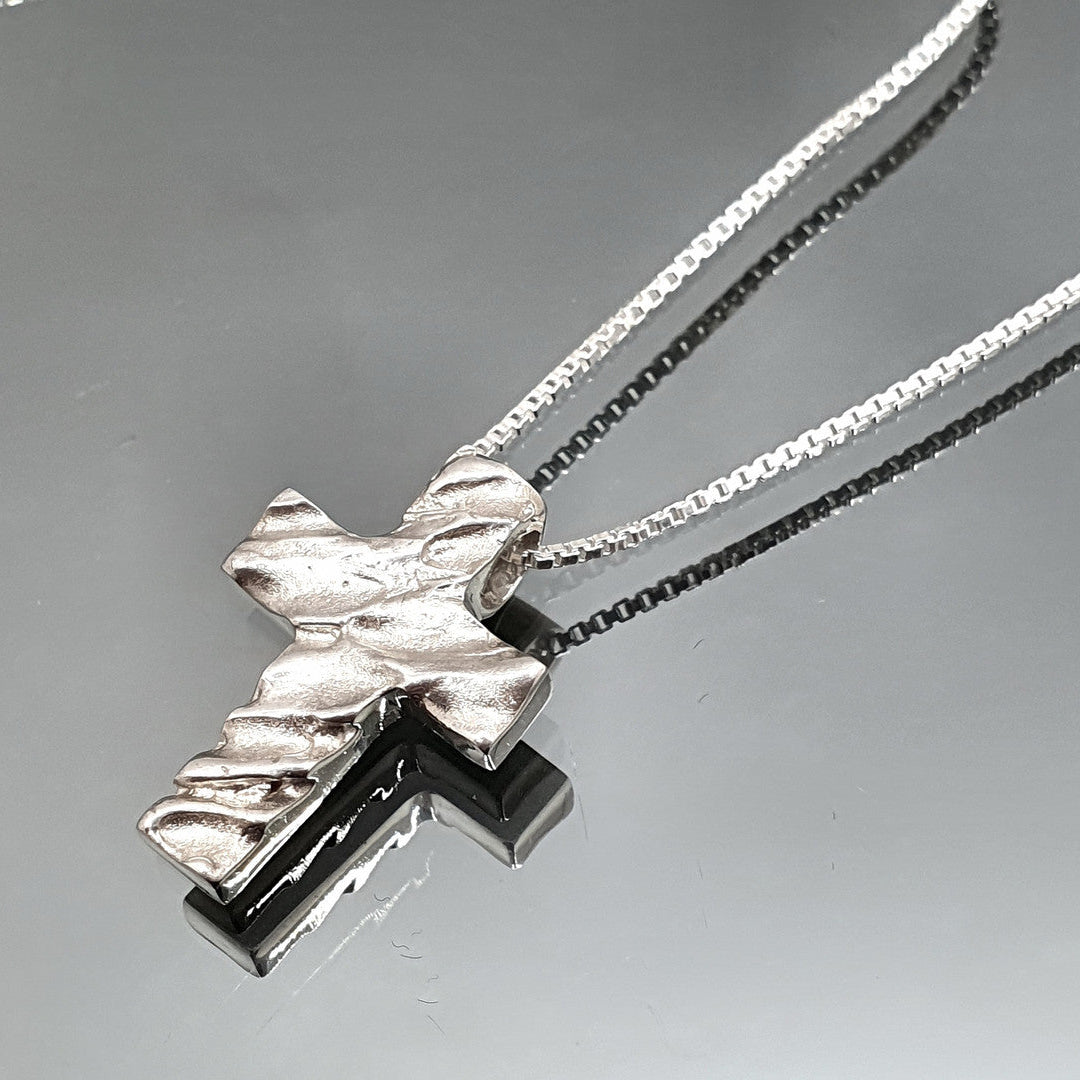 Sirokorun hopeinen ristikaulakoru Kaarnavillan verkkokaupassa