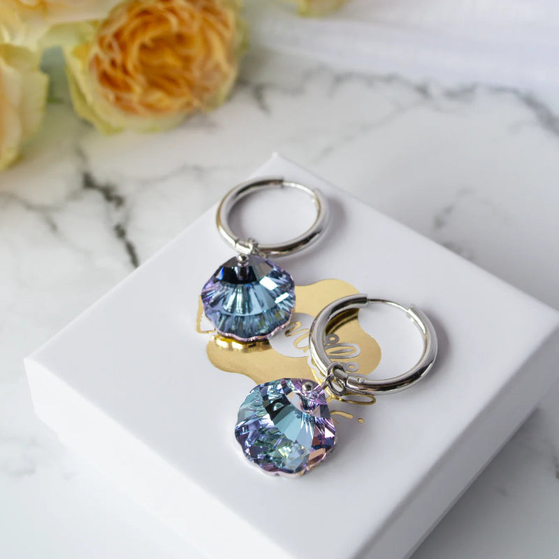 Lummilillin Seashell rengaskorvakorut teräksisellä renkaalla Kaarnavillan verkkokaupassa