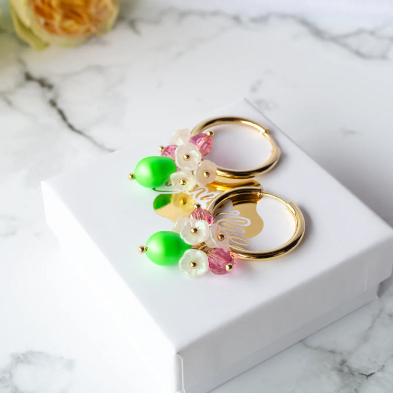 Lummilillin Tropic bloom -rengaskorvakorut kullatulla renkaalla Limen värisenä Kaarnavillan verkkokaupassa