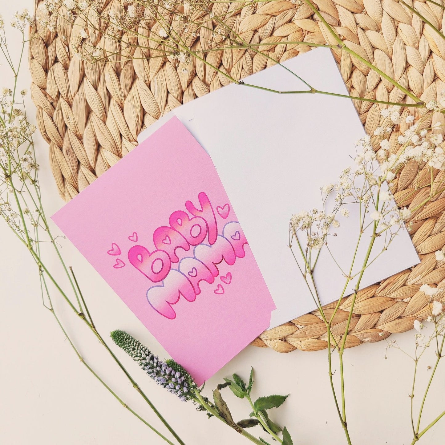 Emmsalabim suunnitelema postikortti laadukkaalla sertifioidulla kartongilla.