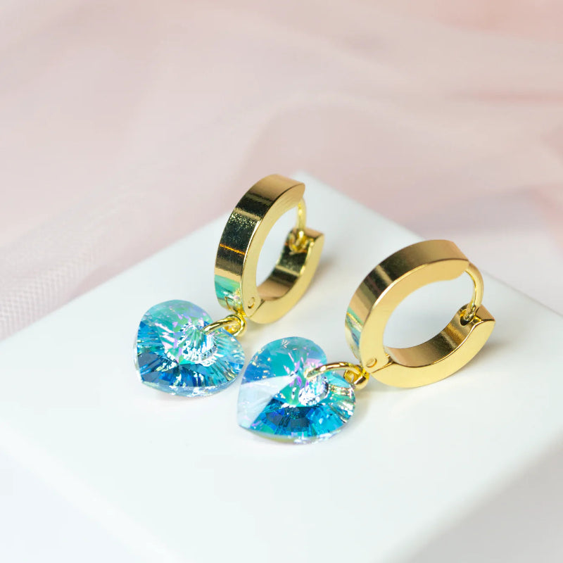 Lummilillin Sweetheart rengaskorvakorut kulltatulla teräsrenkaalla ja eri värisillä kristalleilla Kaarnavillan verkkokaupassa