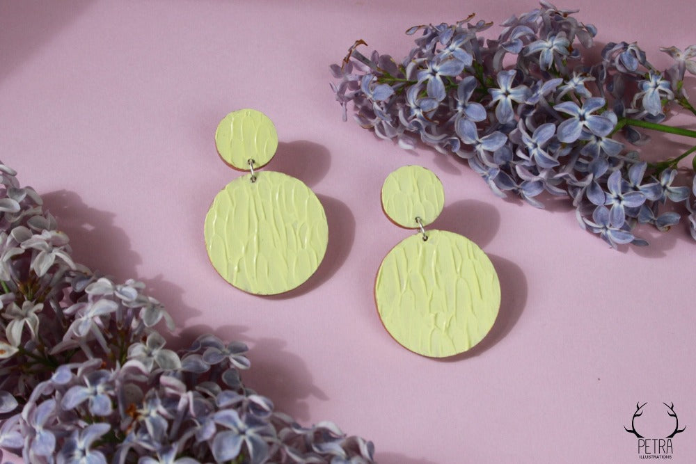 Kaarna-korvakorut käsin maalattu keltainen