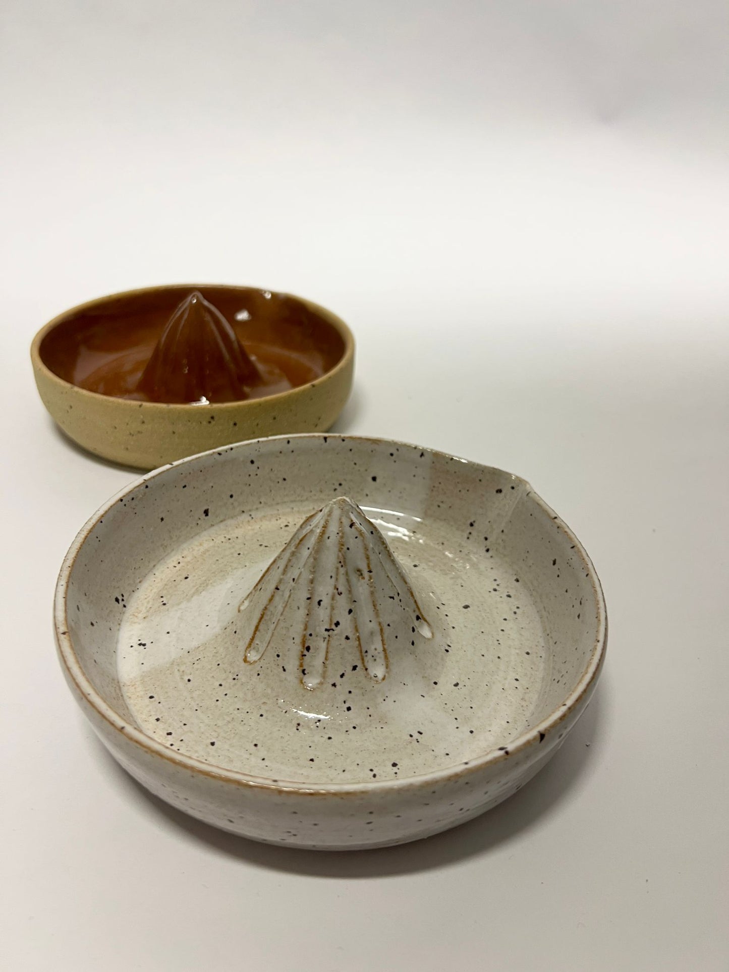 Luonnonvaaleat ja ruskeat sitruspuristimet.