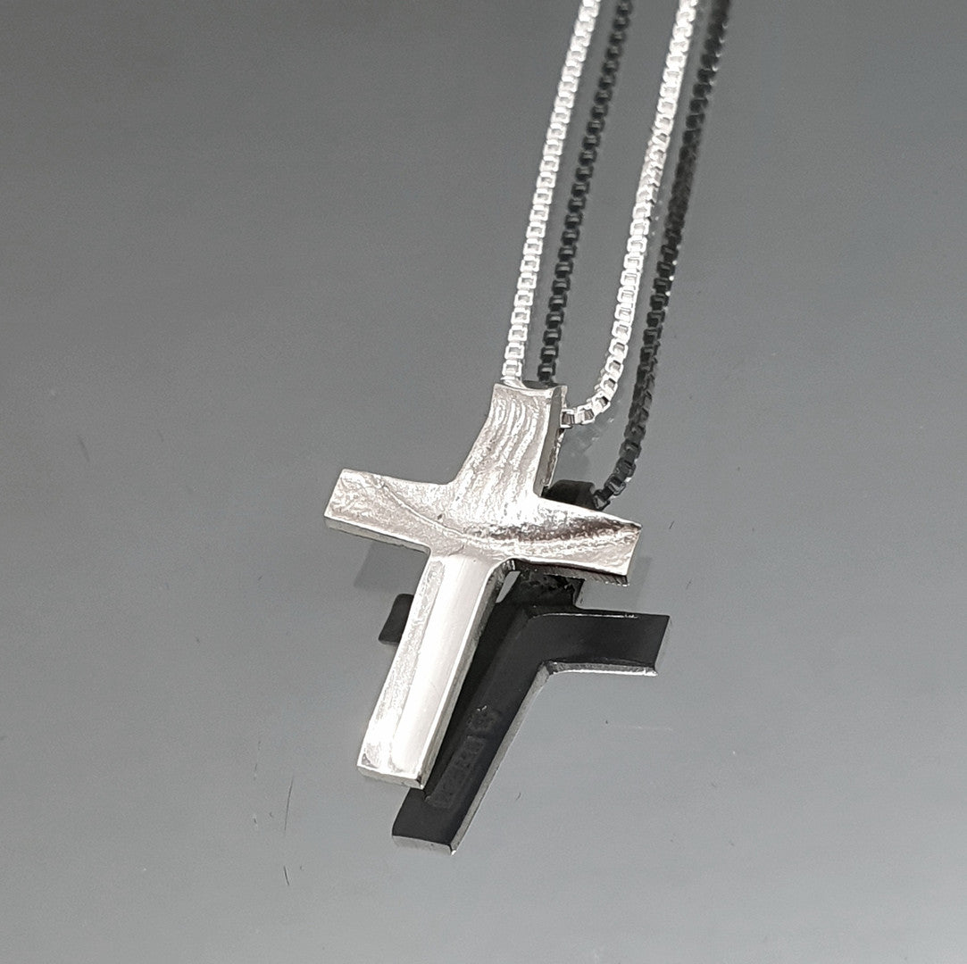 Sirokorun rustiikkinen ristikaulakoru luonnonläheisellä muotoilulla Kaarnavillan verkkokaupassa