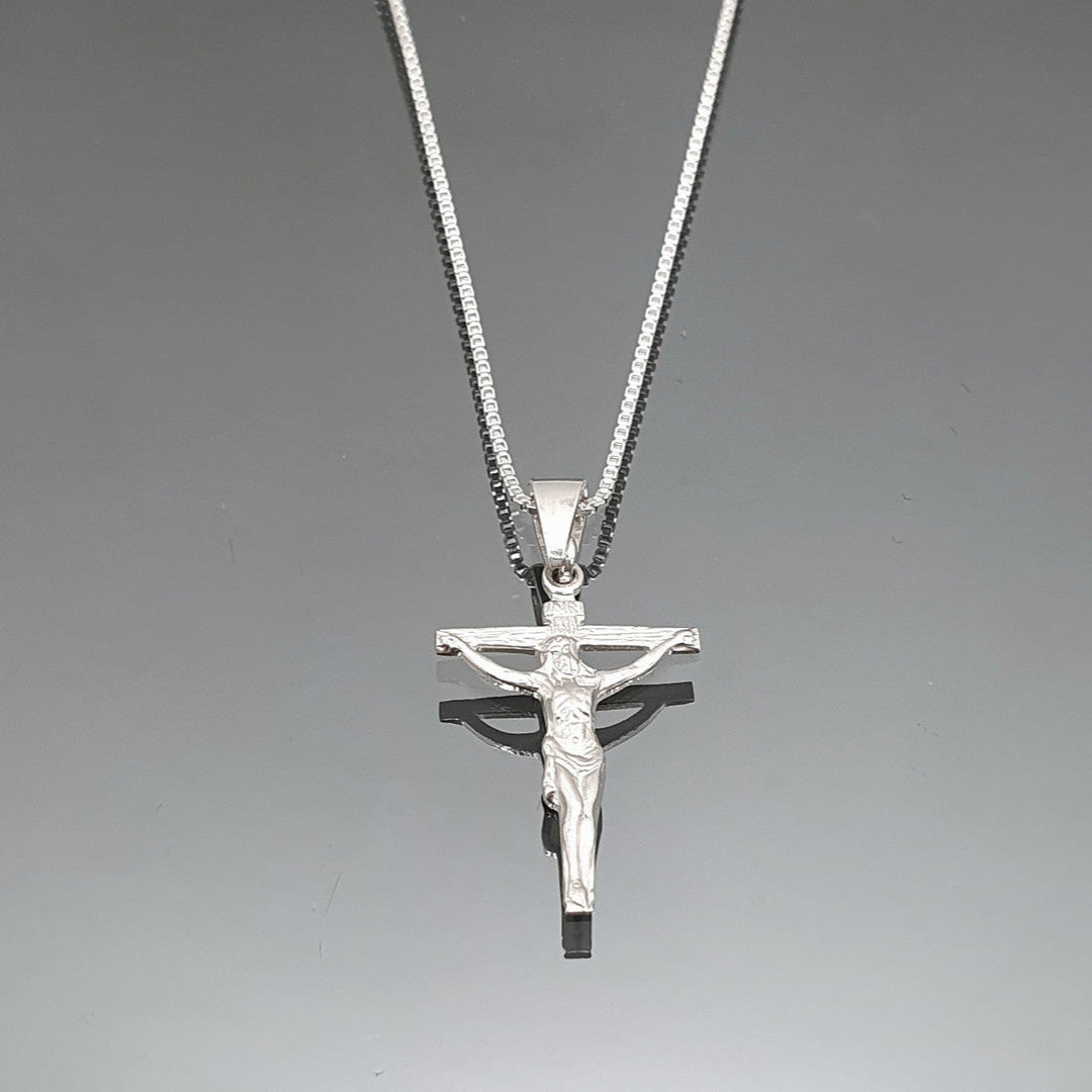 Sirokorun perinteinen hopeinen krusifiksi kaulakoru Kaarnavillan verkkokaupassa