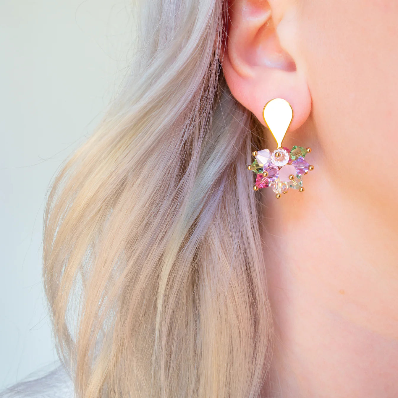 Lummilillin Lustre Drop korvikset eri väreissä Kaarnavillan verkkokaupassa