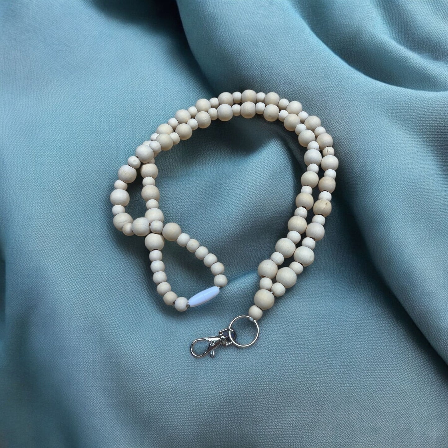 Picla puuhelmistä tehty avainaulanauha.