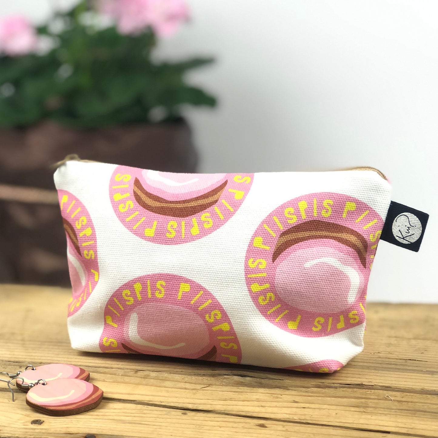 Kui designin Piispis-meikkipussukka. Kuosissa Piispanmunkkeja.