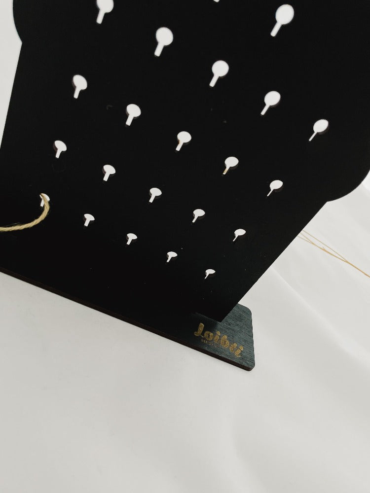 Puinen koruteline Loihti Oy Kaarnavillassa