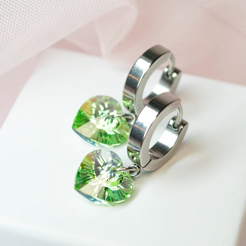 Lummilillin Sweetheart rengaskorvakorut eri värisillä kristalleilla Kaarnavillan verkkokaupassa