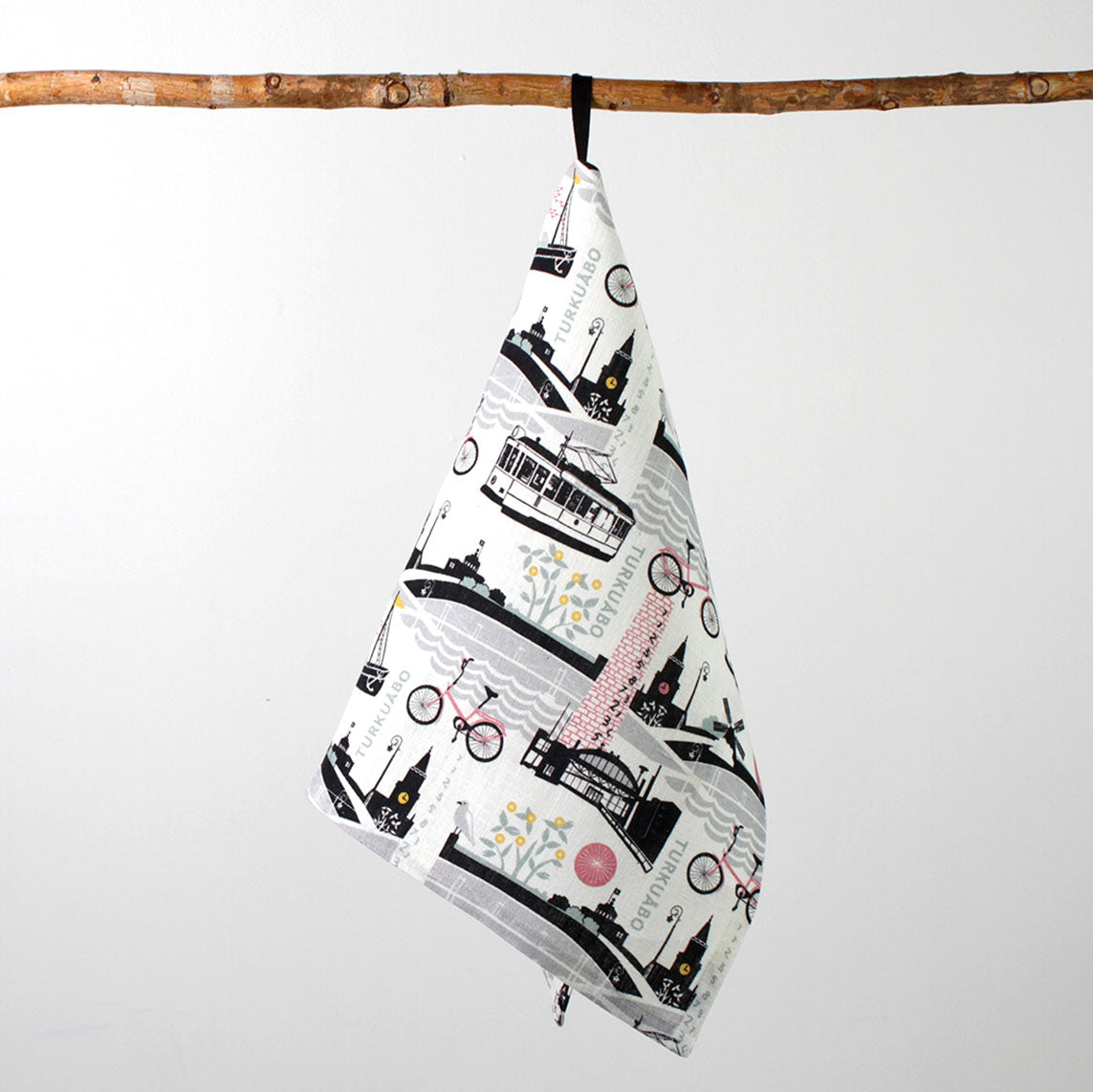 Kui designin Tälpual ja toispual-pellavapyyhe. Pohjaväri valkoinen, Roosan värisiä Turku-aiheisia kuvia.