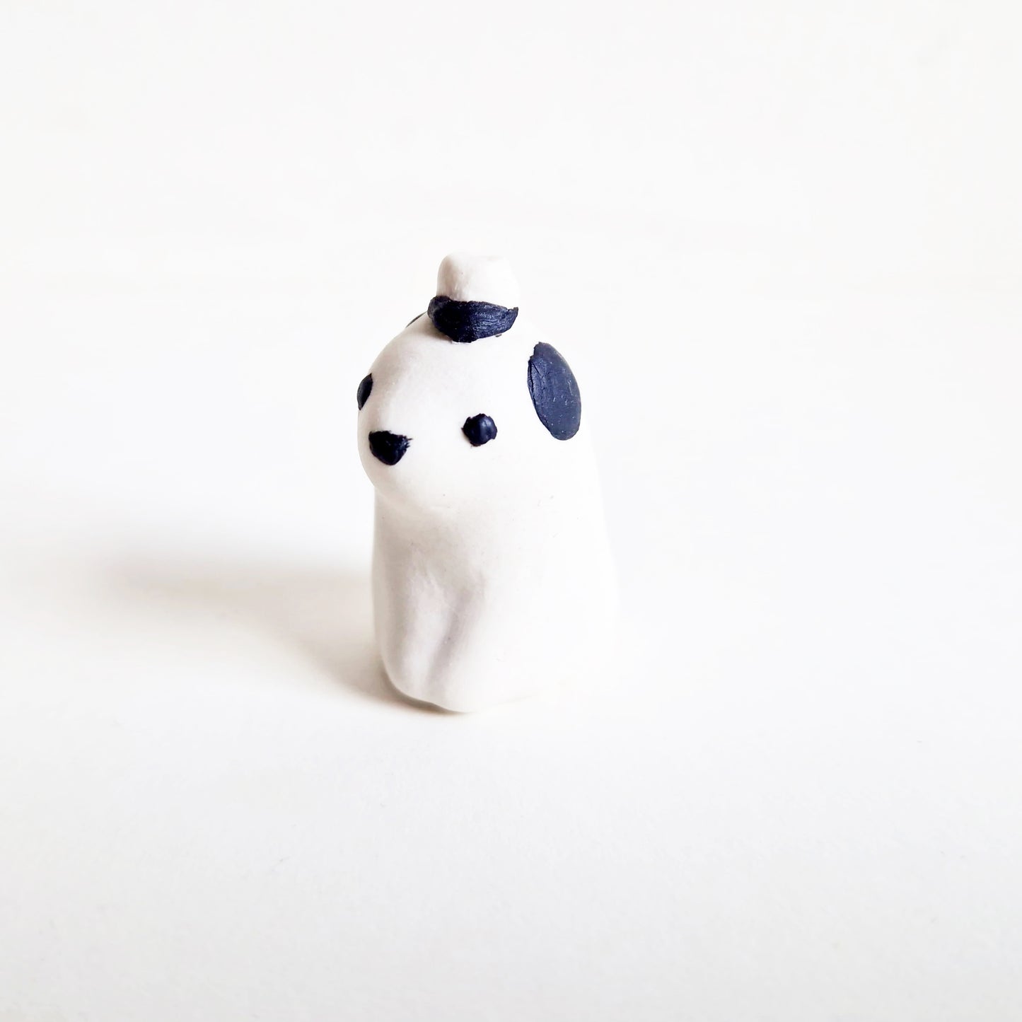 Pieni ylioppilaskoira, keraaminen minifiguuri ylioppilaslakilla, TILAUSTUOTE