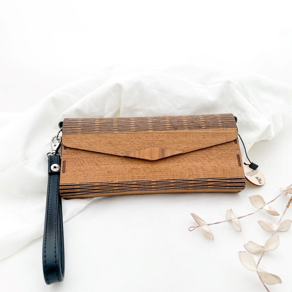 Olen Loistavan puusta valmistettu juhlakäsilaukku ruskea sävy Kaarnavillan verkkokaupassa