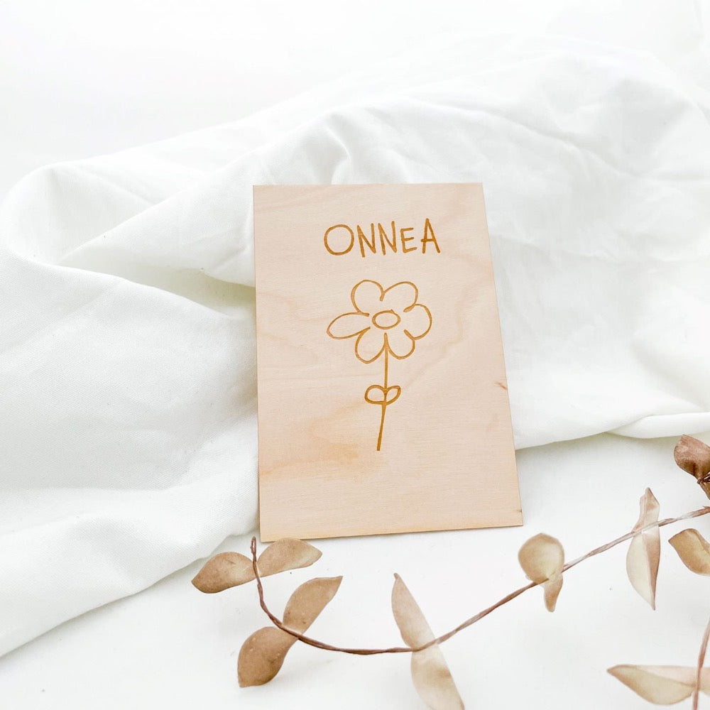 Olen loistavan puusta valmistettu onnittelukortti kukalla Kaarnavillan verkkokaupassa