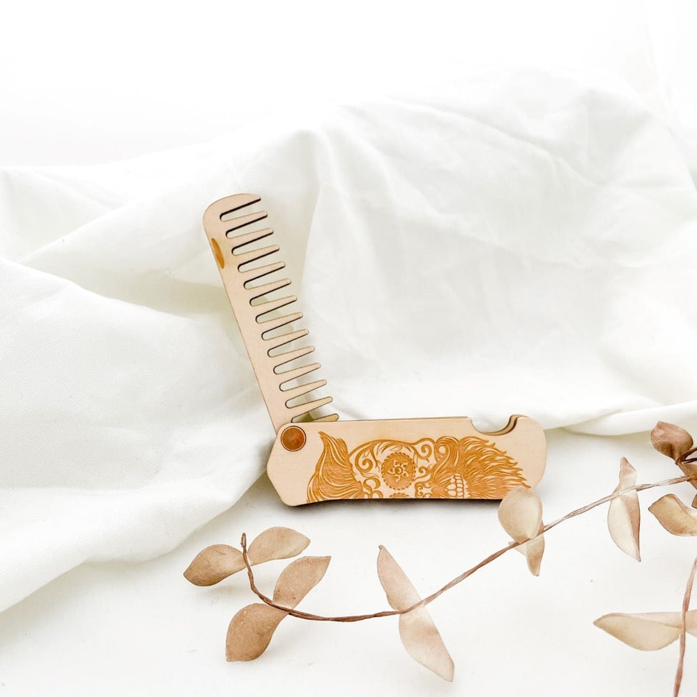 Olen loistavan puinen partakampa stiletti-malli kuviolla auki Kaarnavillan verkkokaupassa